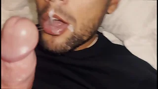 Era para assistir um filme na Netflix e acabou com carícias na rola, punhetando e rola na boca desses machos. Completos no Sheer.com